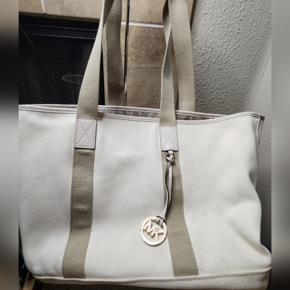 Michael Kors's extra-large canvas tote bag. 




Width
21 in
Height
13 in ap